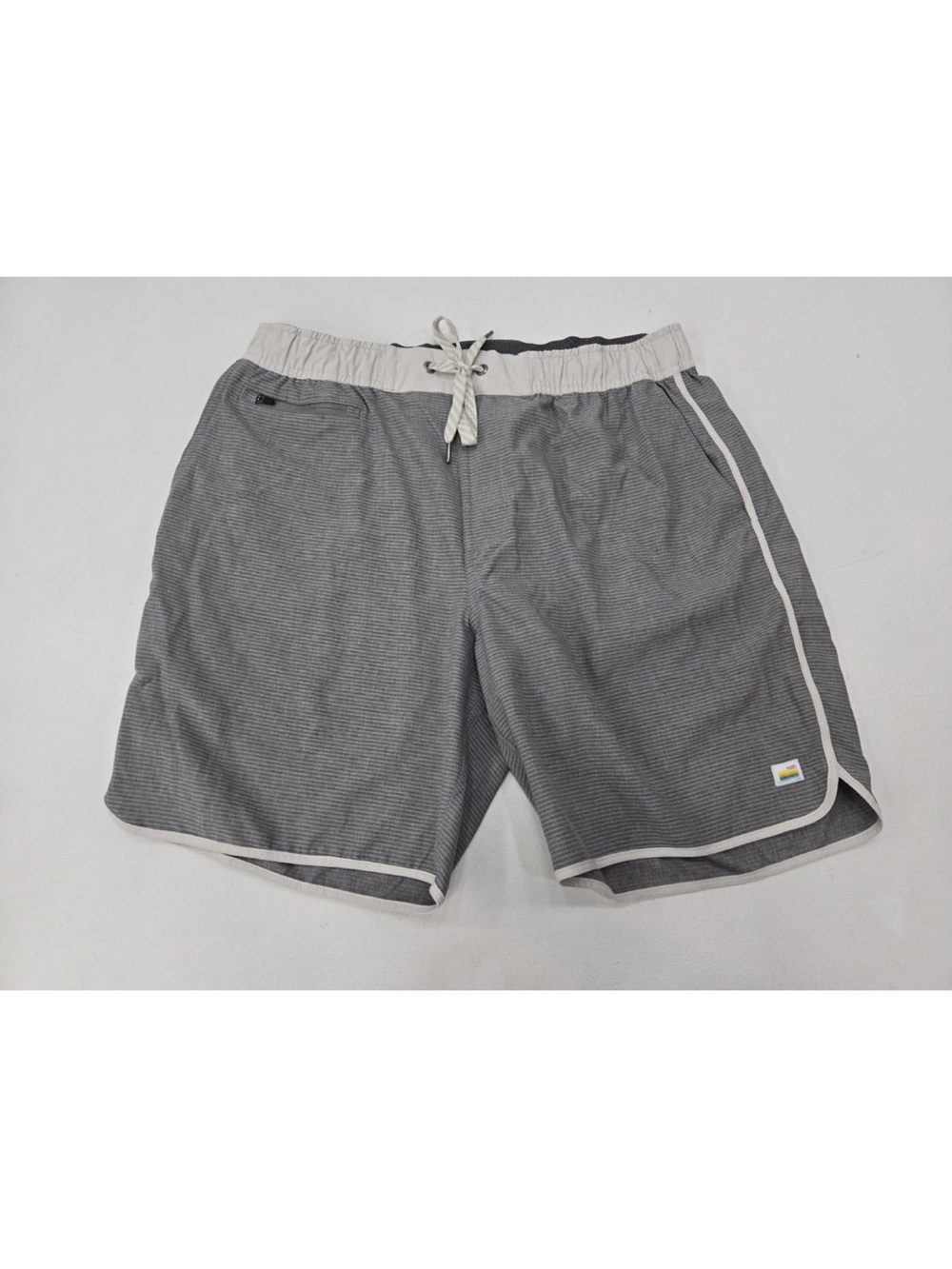 Vuori Banks Shorts Stripe Gray 7” Lightweight Zip Pockets Athleisure Size L Men